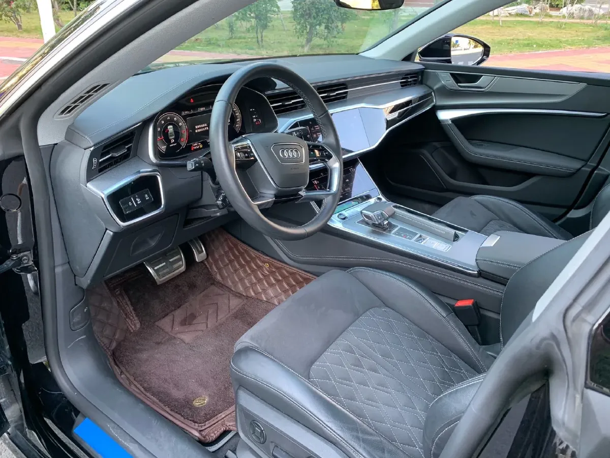 2022 Audi A7L 2.0T 245HP L4 7DCT,autocango,china used car exporter,china ev exporter,chinese used car exporter,chinese used ev exporter