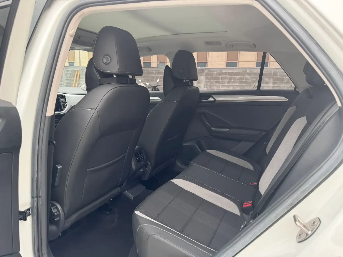 2022 Volkswagen T-Roc 1.4T 150HP L4 7DCT,autocango,china used car exporter,china ev exporter,chinese used car exporter,chinese used ev exporter