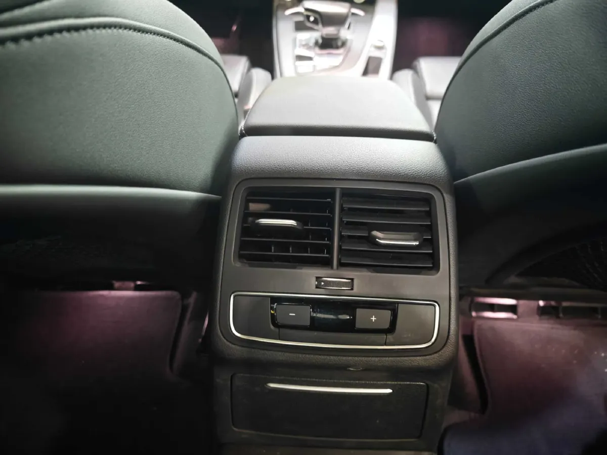 2020 Audi A4L 2.0T 190HP L4 7DCT,autocango,china used car exporter,china ev exporter,chinese used car exporter,chinese used ev exporter