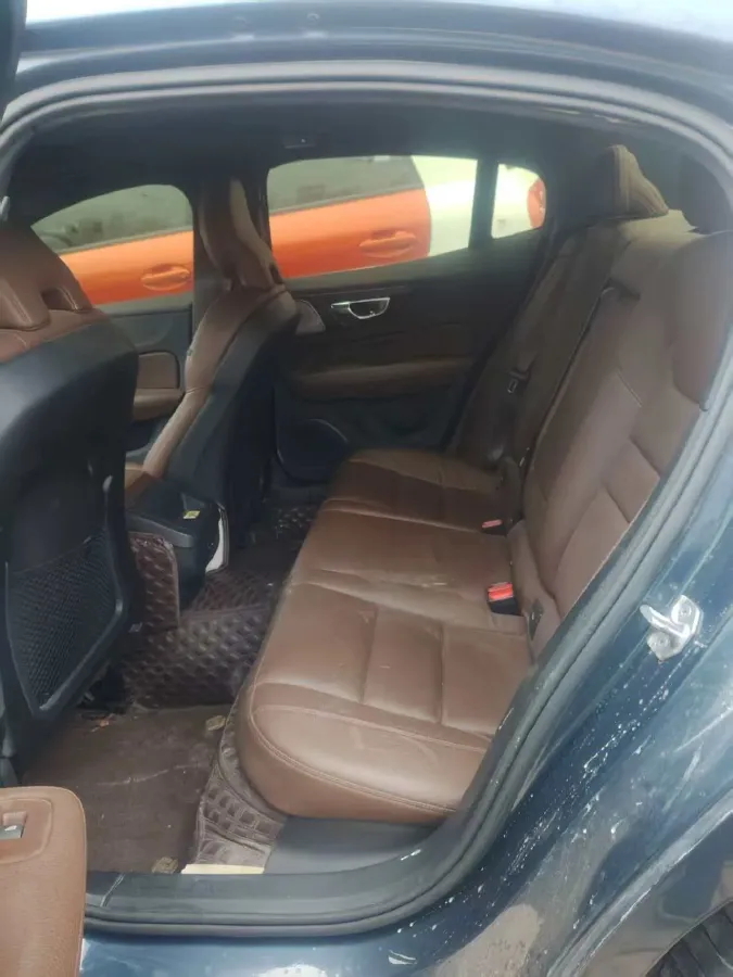 2022 Volvo S60 2.0T 197HP L4 8AT,autocango,china used car exporter,china ev exporter,chinese used car exporter,chinese used ev exporter