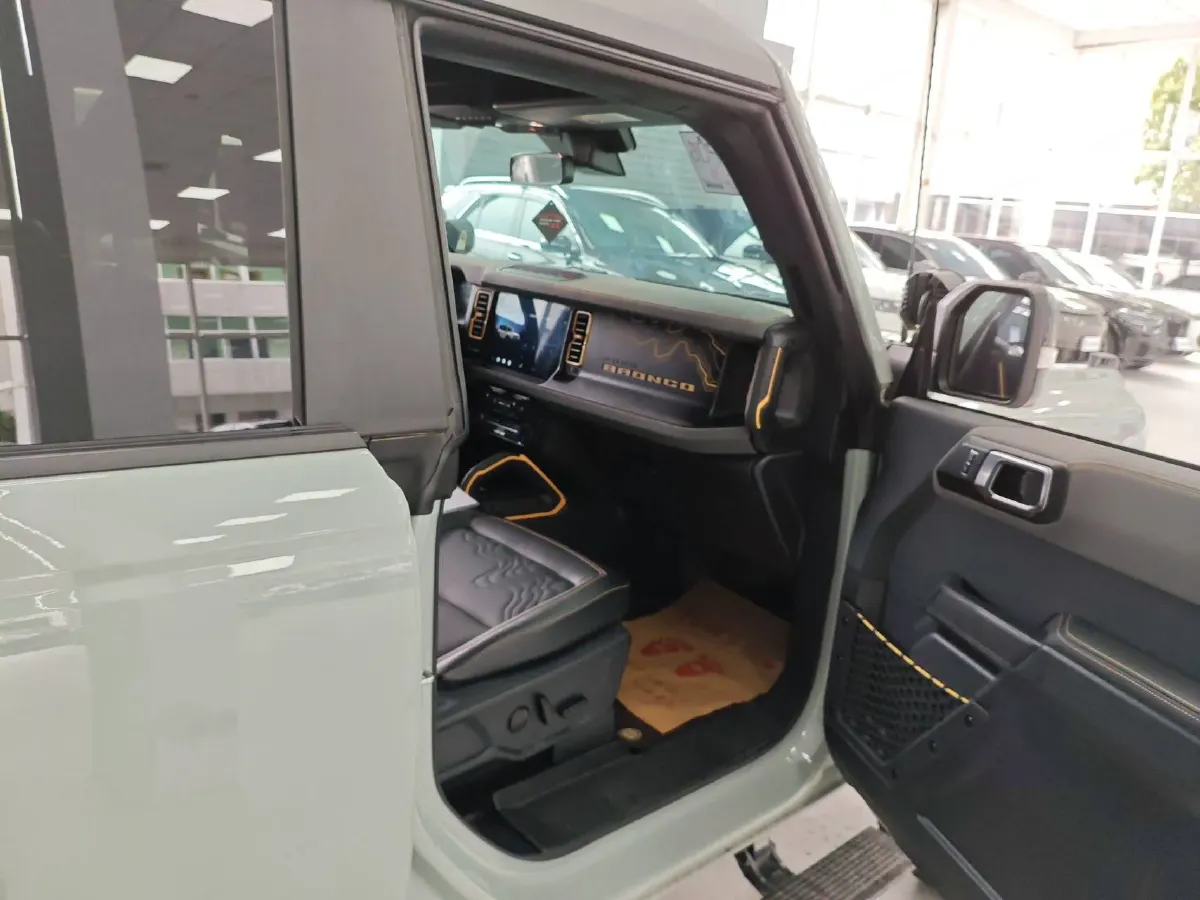 2024 Ford Bronco 2.3T 275HP L4 10AT,autocango,china used car exporter,china ev exporter,chinese used car exporter,chinese used ev exporter