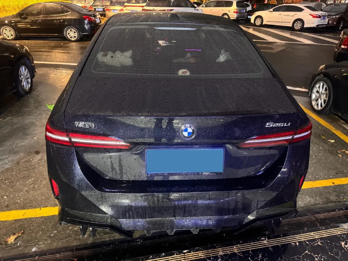 2024 BMW 5 Series 2.0T 190HP L4 8AT,autocango,china used car exporter,china ev exporter,chinese used car exporter,chinese used ev exporter