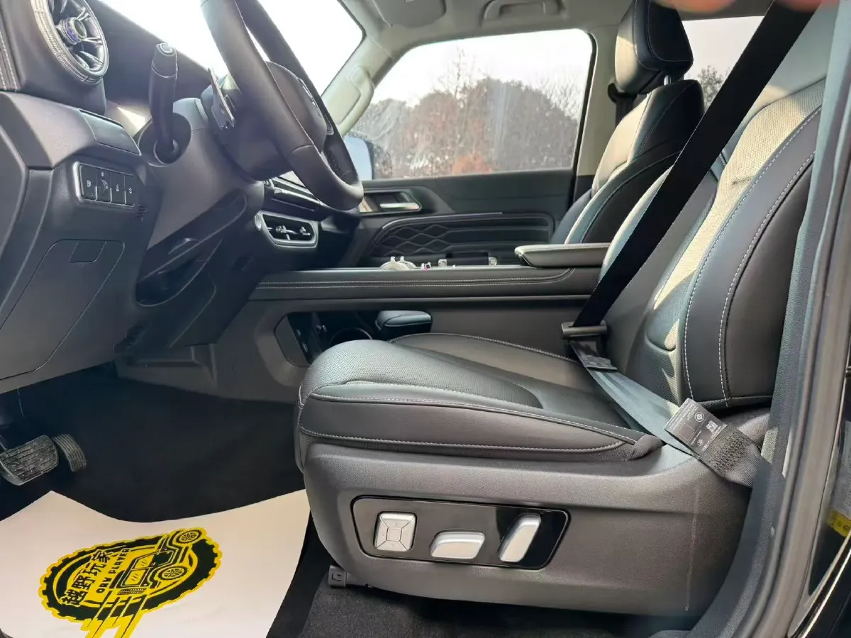 2025 Tank 300 2.0T 252HP L4 9AT PHEV,autocango,china used car exporter,china ev exporter,chinese used car exporter,chinese used ev exporter