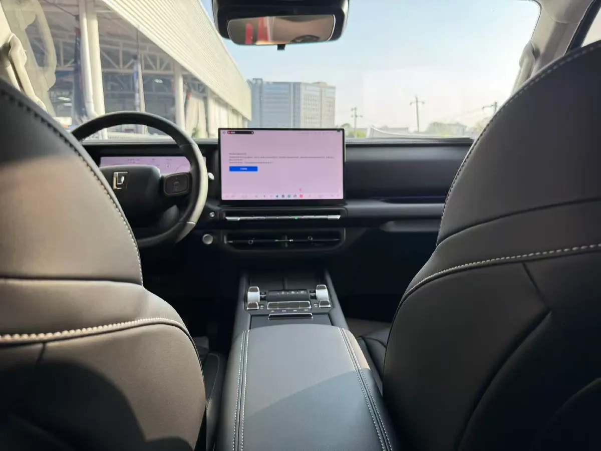 2025 Tank 300 2.0T 252HP L4 9AT PHEV,autocango,china used car exporter,china ev exporter,chinese used car exporter,chinese used ev exporter