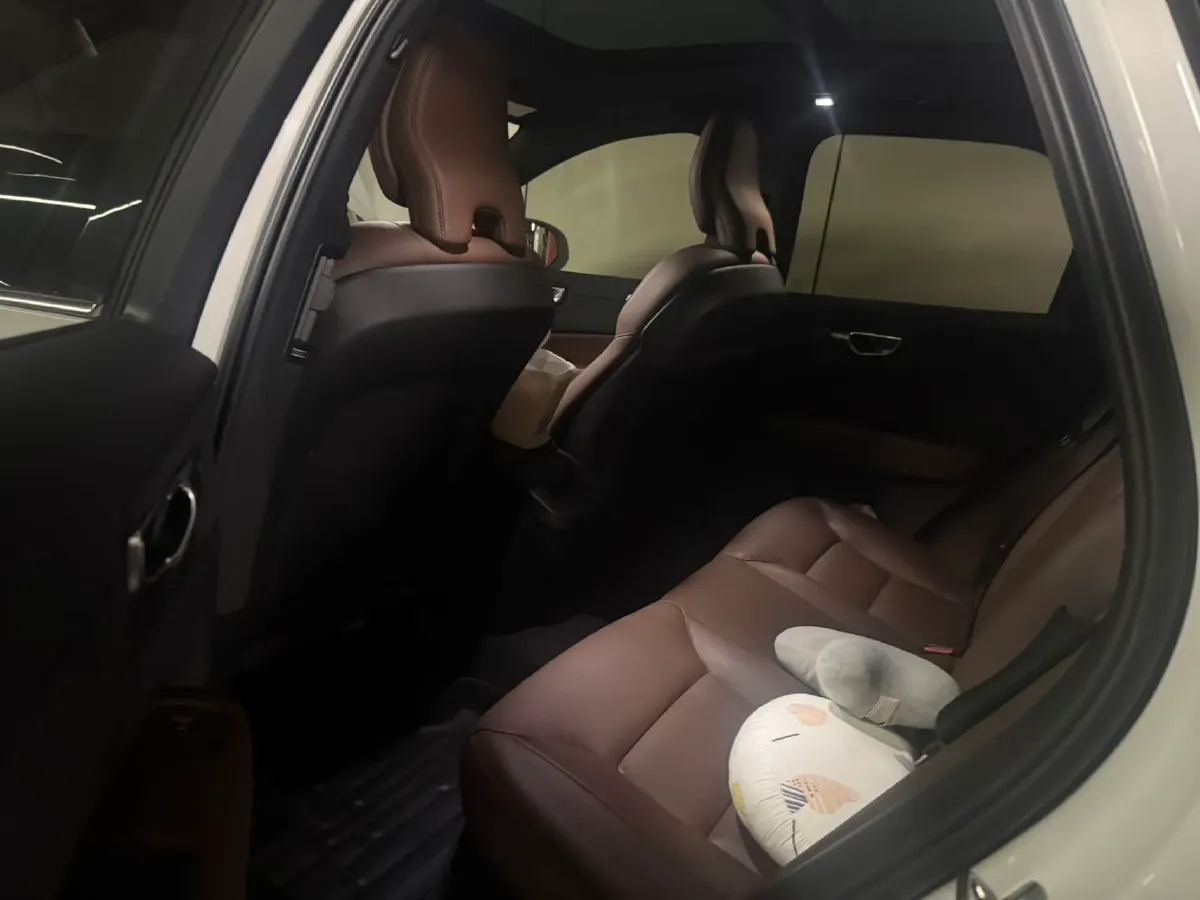 2022 Volvo XC60 2.0T 250HP L4 8AT,autocango,china used car exporter,china ev exporter,chinese used car exporter,chinese used ev exporter