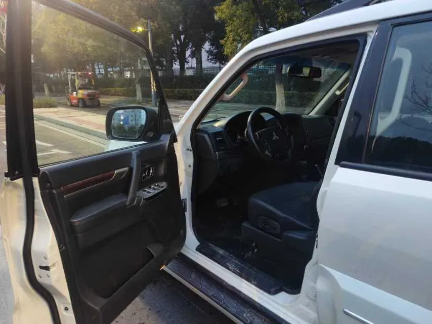 2020 Mitsubishi Pajero 3.0L 174HP V6 5AT,autocango,china used car exporter,china ev exporter,chinese used car exporter,chinese used ev exporter