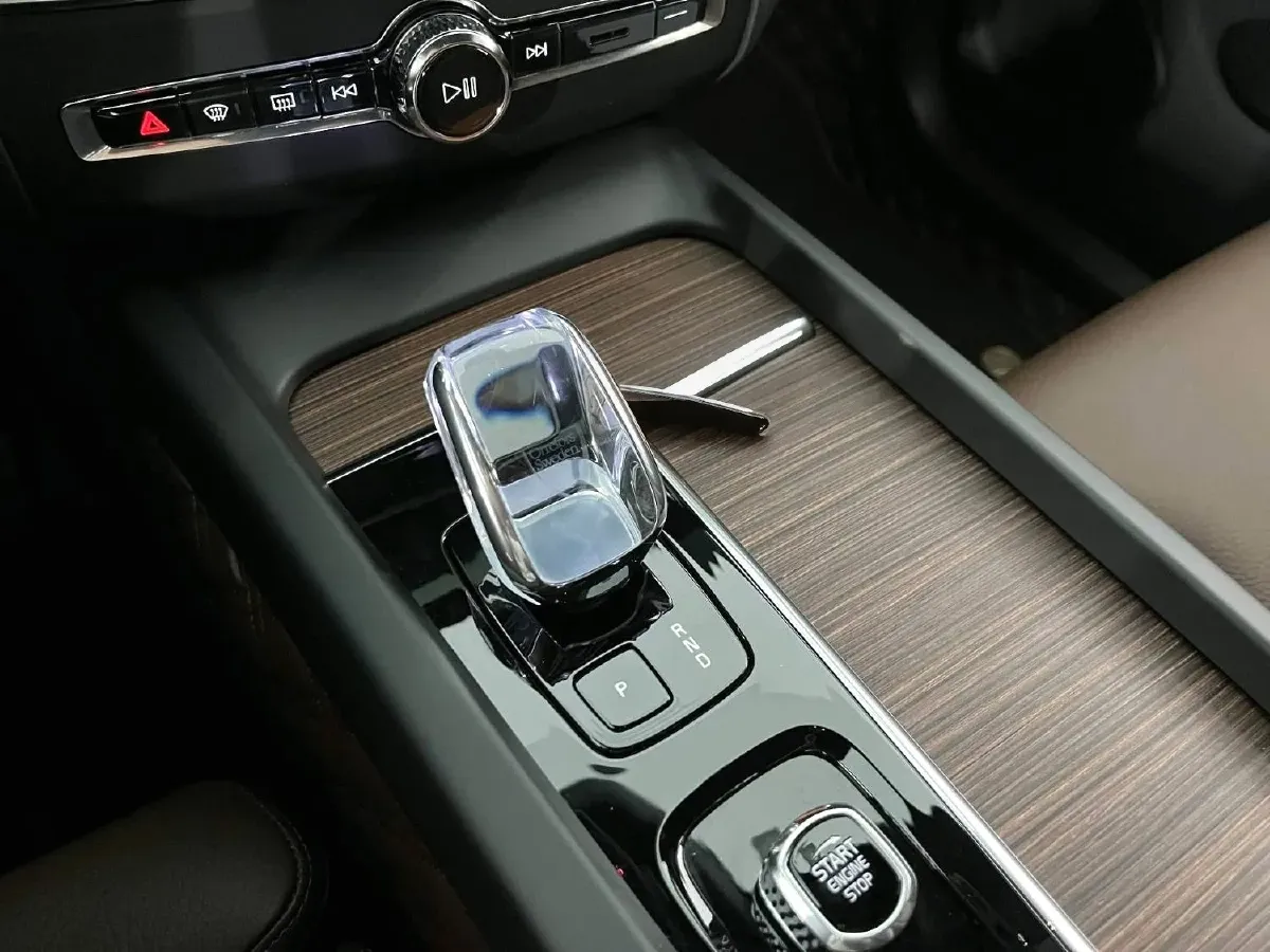 2023 Volvo XC60 2.0T 250HP L4 8AT,autocango,china used car exporter,china ev exporter,chinese used car exporter,chinese used ev exporter