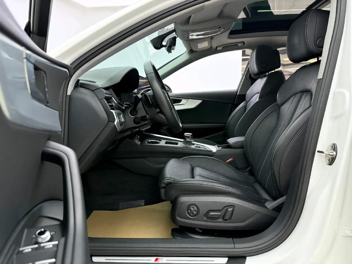 2023 Audi A4L 2.0T 190HP L4 7DCT,autocango,china used car exporter,china ev exporter,chinese used car exporter,chinese used ev exporter