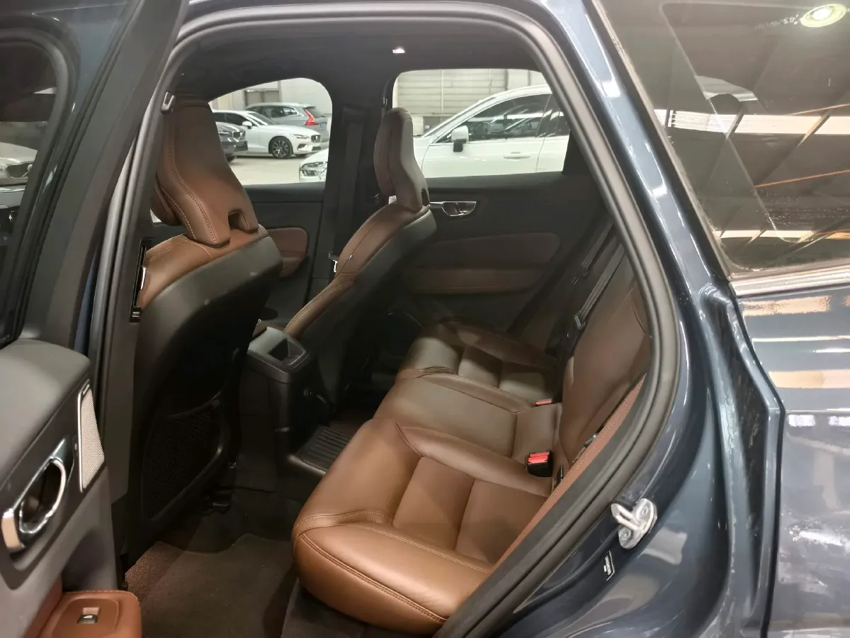 2024 Volvo XC60 PHEV 2.0T 310HP L4 8AT PHEV 18.8KWH,autocango,china used car exporter,china ev exporter,chinese used car exporter,chinese used ev exporter