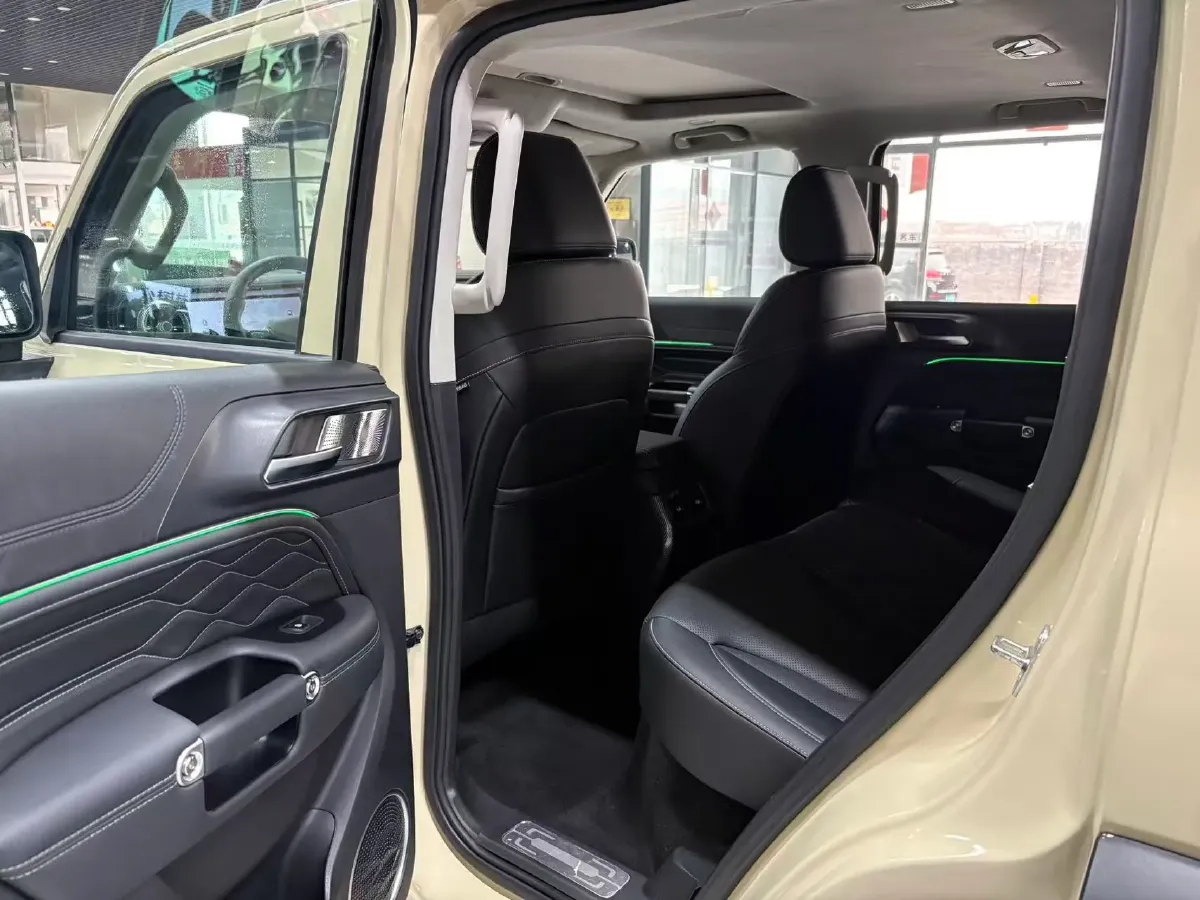 2025 Tank 300 2.0T 252HP L4 9AT PHEV,autocango,china used car exporter,china ev exporter,chinese used car exporter,chinese used ev exporter