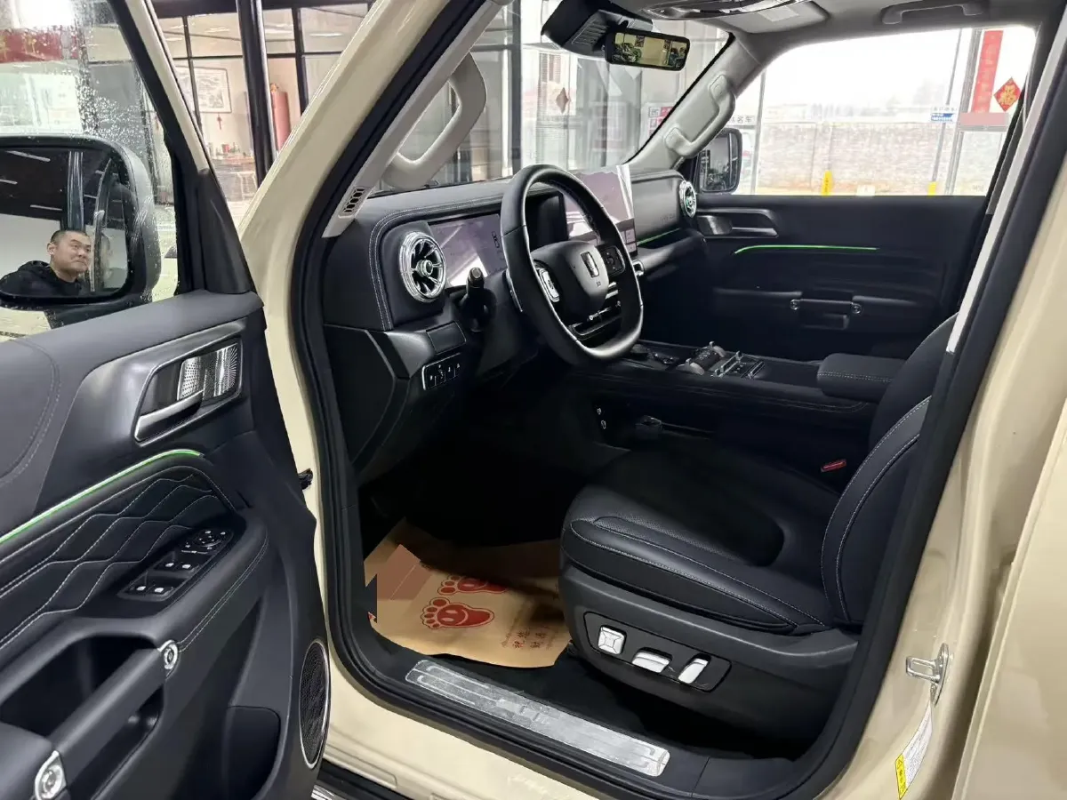 2025 Tank 300 2.0T 252HP L4 9AT PHEV,autocango,china used car exporter,china ev exporter,chinese used car exporter,chinese used ev exporter