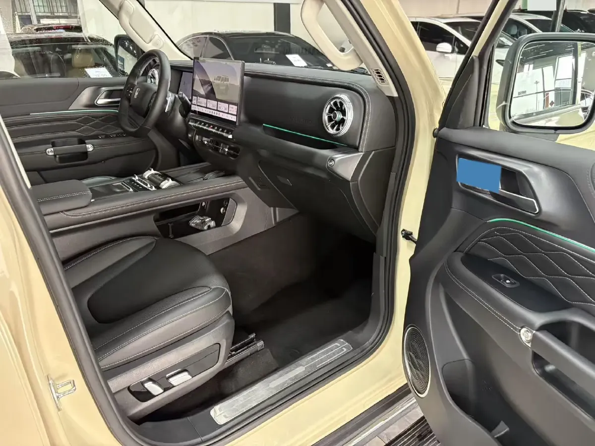 2025 Tank 300 2.0T 252HP L4 9AT PHEV,autocango,china used car exporter,china ev exporter,chinese used car exporter,chinese used ev exporter