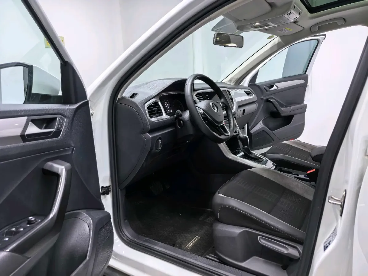 2022 Volkswagen T-Roc 1.4T 150HP L4 7DCT,autocango,china used car exporter,china ev exporter,chinese used car exporter,chinese used ev exporter