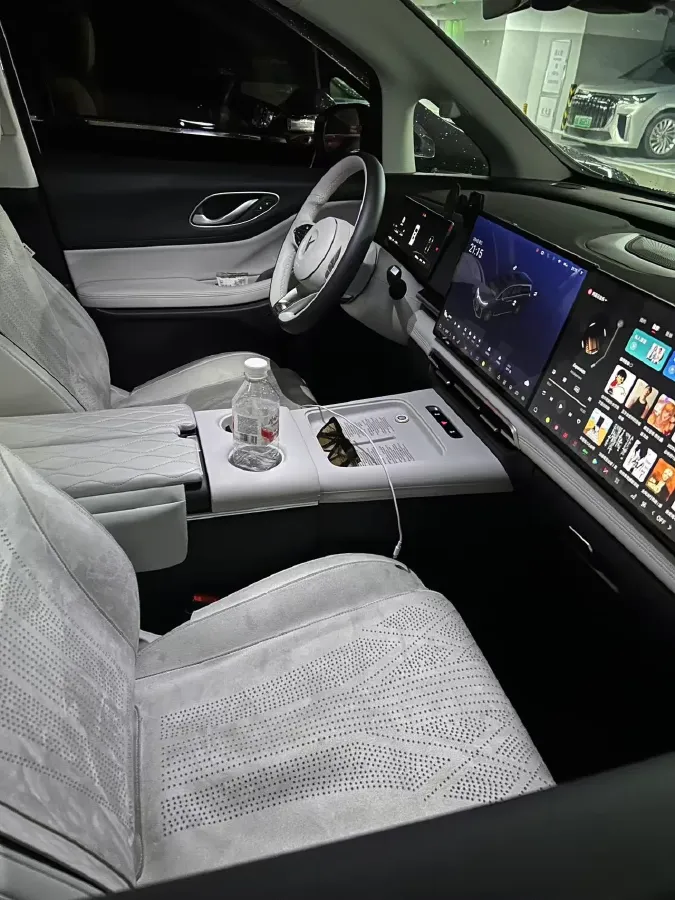 2025 Voyah Dream 1.5T 150HP L4 PHEV 41.7KWH,autocango,china used car exporter,china ev exporter,chinese used car exporter,chinese used ev exporter