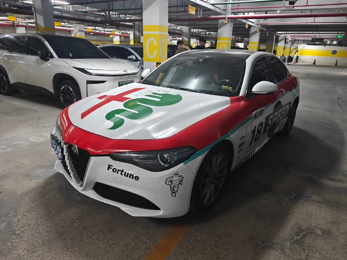2020 Alfa Romeo Giulia 2.0T 280HP L4 8AT,autocango,china used car exporter,china ev exporter,chinese used car exporter,chinese used ev exporter