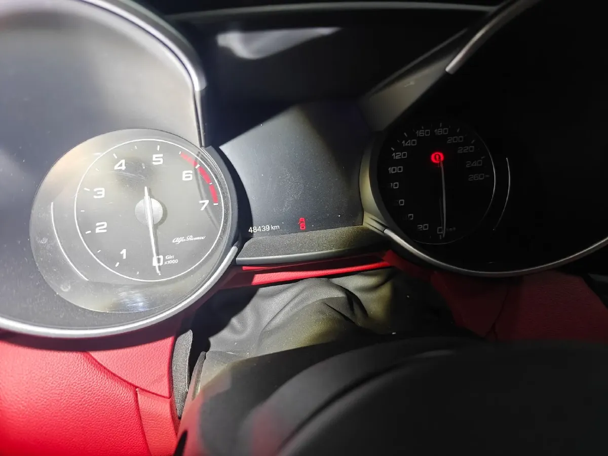 2020 Alfa Romeo Giulia 2.0T 280HP L4 8AT,autocango,china used car exporter,china ev exporter,chinese used car exporter,chinese used ev exporter