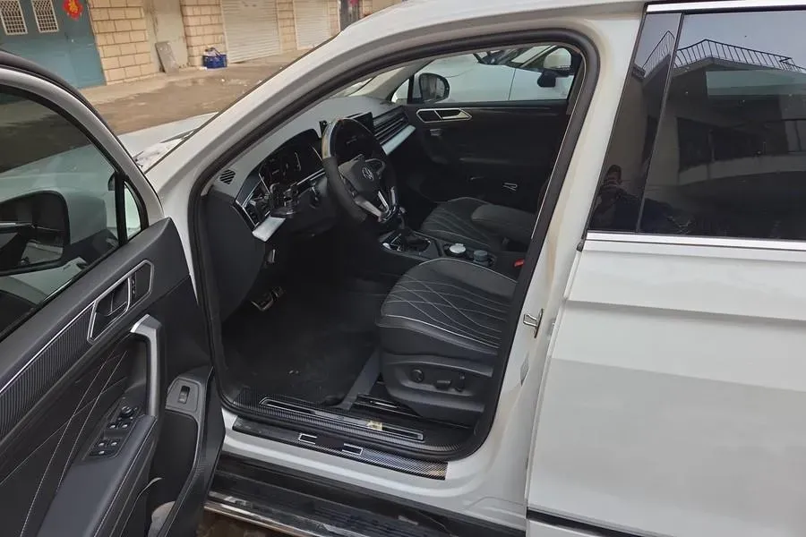 2024 Volkswagen Tiguan L 2.0T 186HP L4 7DCT,autocango,china used car exporter,china ev exporter,chinese used car exporter,chinese used ev exporter