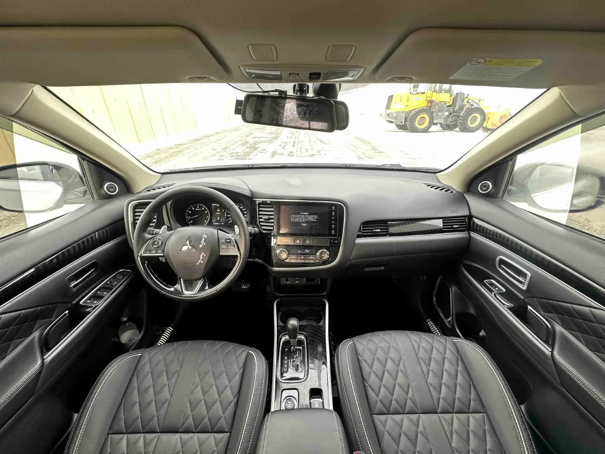 2021 Mitsubishi Outlander 2.4L 192HP L4 CVT,autocango,china used car exporter,china ev exporter,chinese used car exporter,chinese used ev exporter