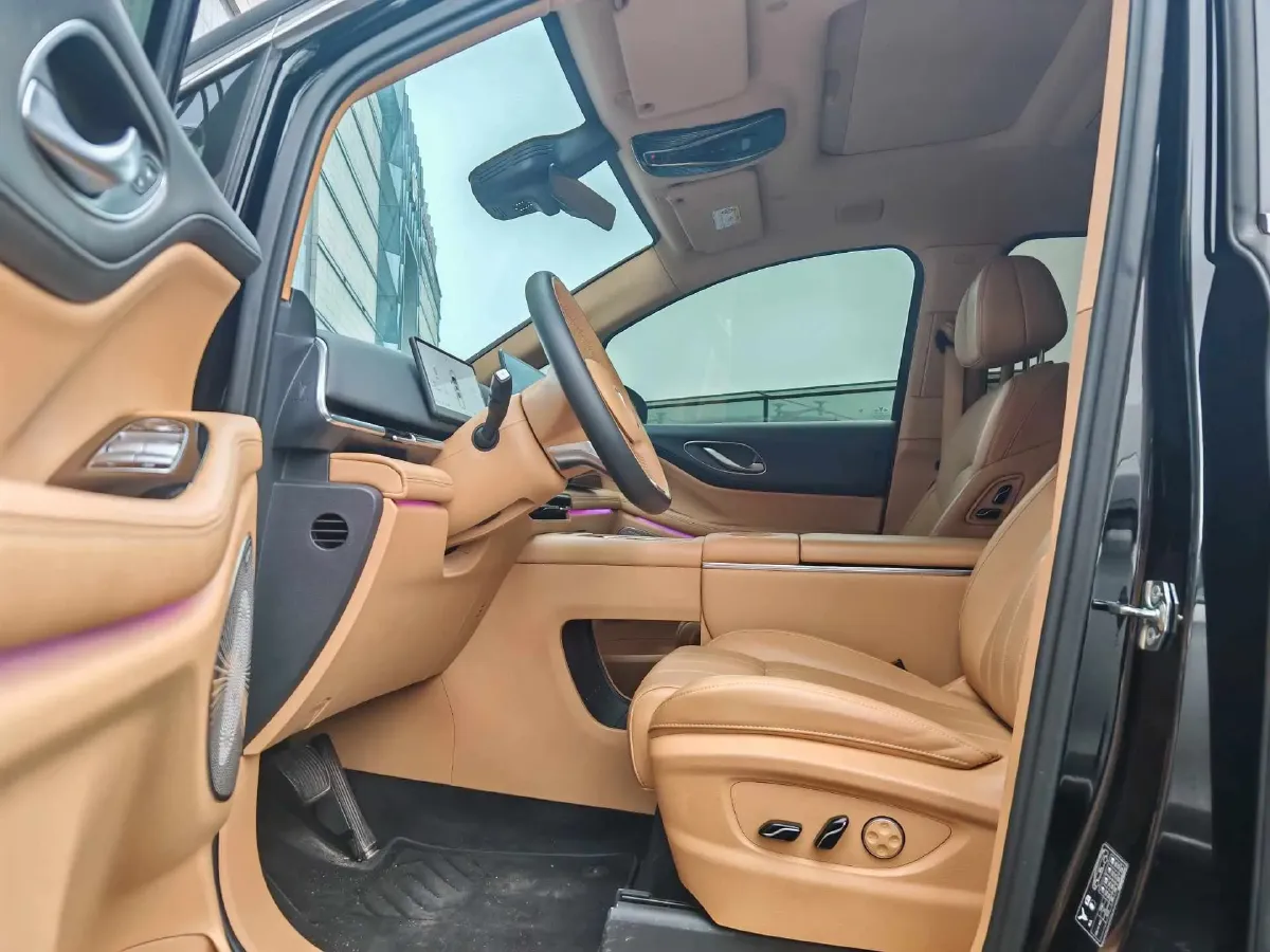 2025 Voyah Dream 1.5T 150HP L4 PHEV 41.7KWH,autocango,china used car exporter,china ev exporter,chinese used car exporter,chinese used ev exporter