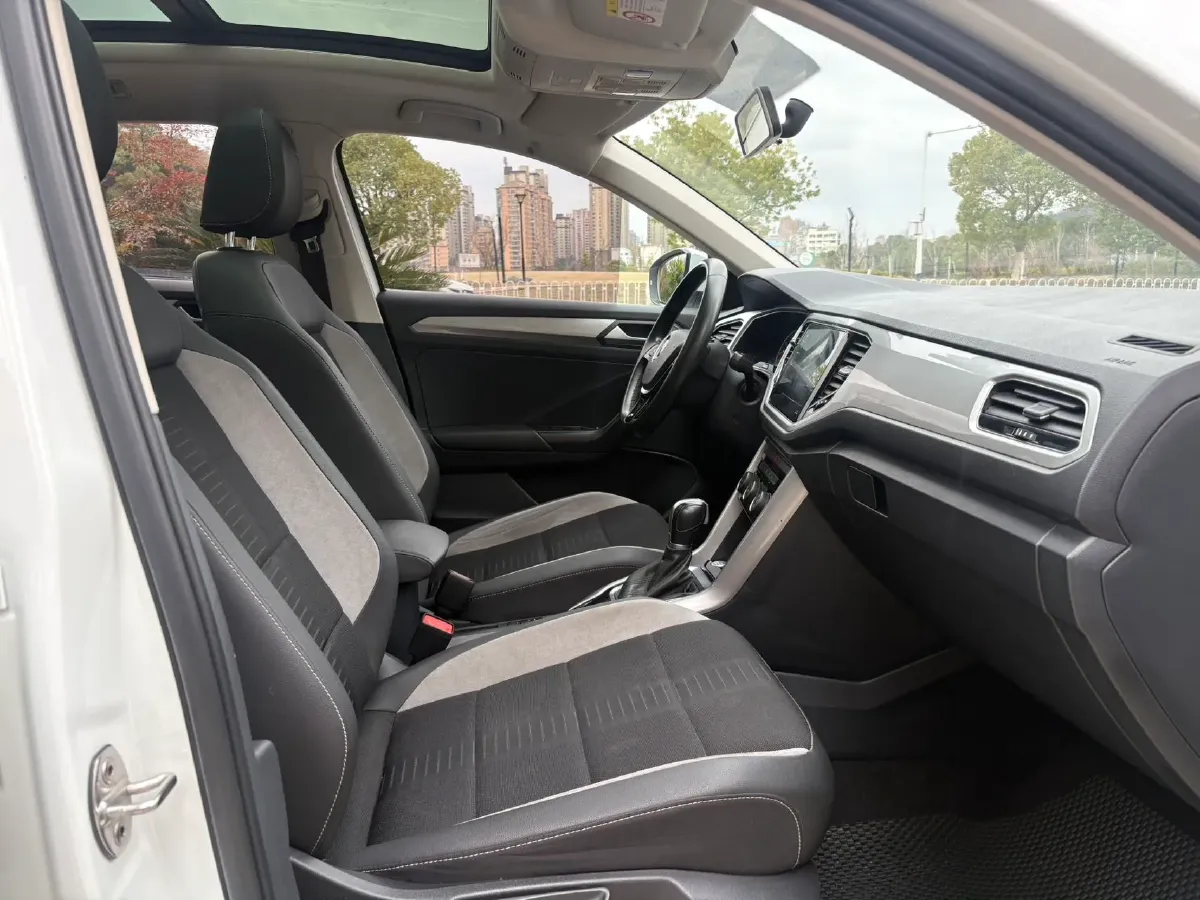 2022 Volkswagen T-Roc 1.4T 150HP L4 7DCT,autocango,china used car exporter,china ev exporter,chinese used car exporter,chinese used ev exporter