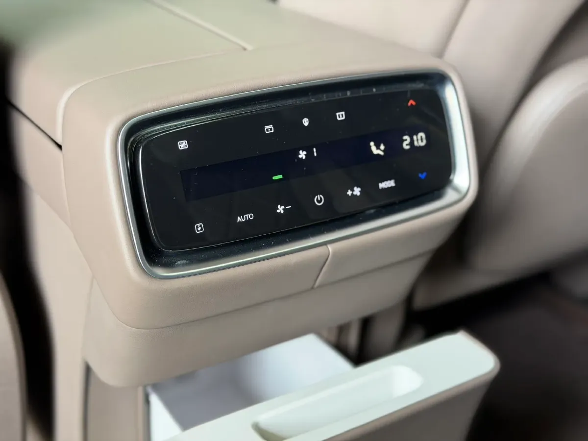 2024 AITO AITO M9 1.5T 152HP L4 REEV 42KWH,autocango,china used car exporter,china ev exporter,chinese used car exporter,chinese used ev exporter