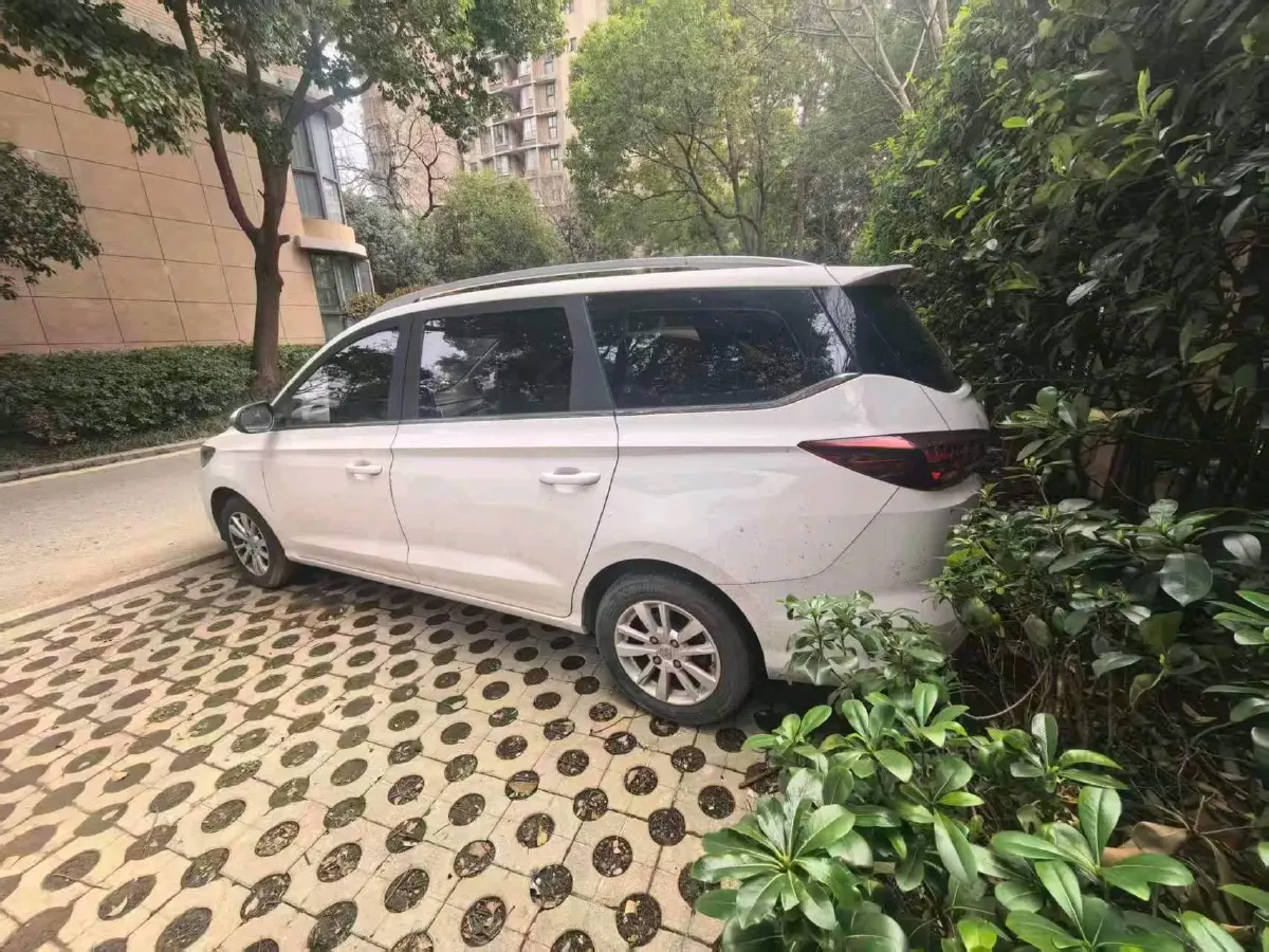 2019 BaoJun 360 1.5L 105HP L4 5AMT,autocango,china used car exporter,china ev exporter,chinese used car exporter,chinese used ev exporter
