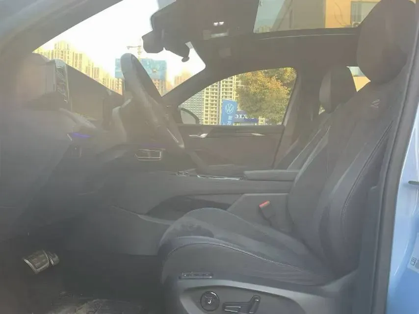 2024 Volkswagen Tiguan L 2.0T 220HP L4 7DCT,autocango,china used car exporter,china ev exporter,chinese used car exporter,chinese used ev exporter