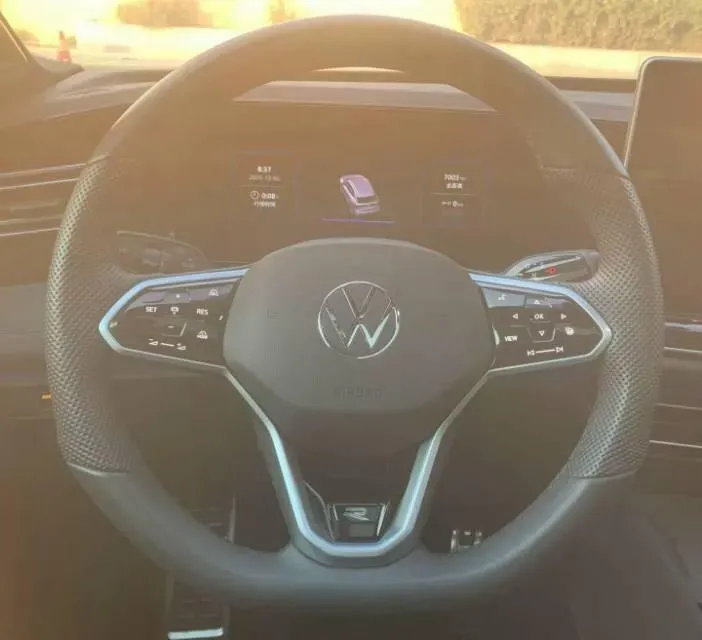 2024 Volkswagen Tiguan L 2.0T 220HP L4 7DCT,autocango,china used car exporter,china ev exporter,chinese used car exporter,chinese used ev exporter