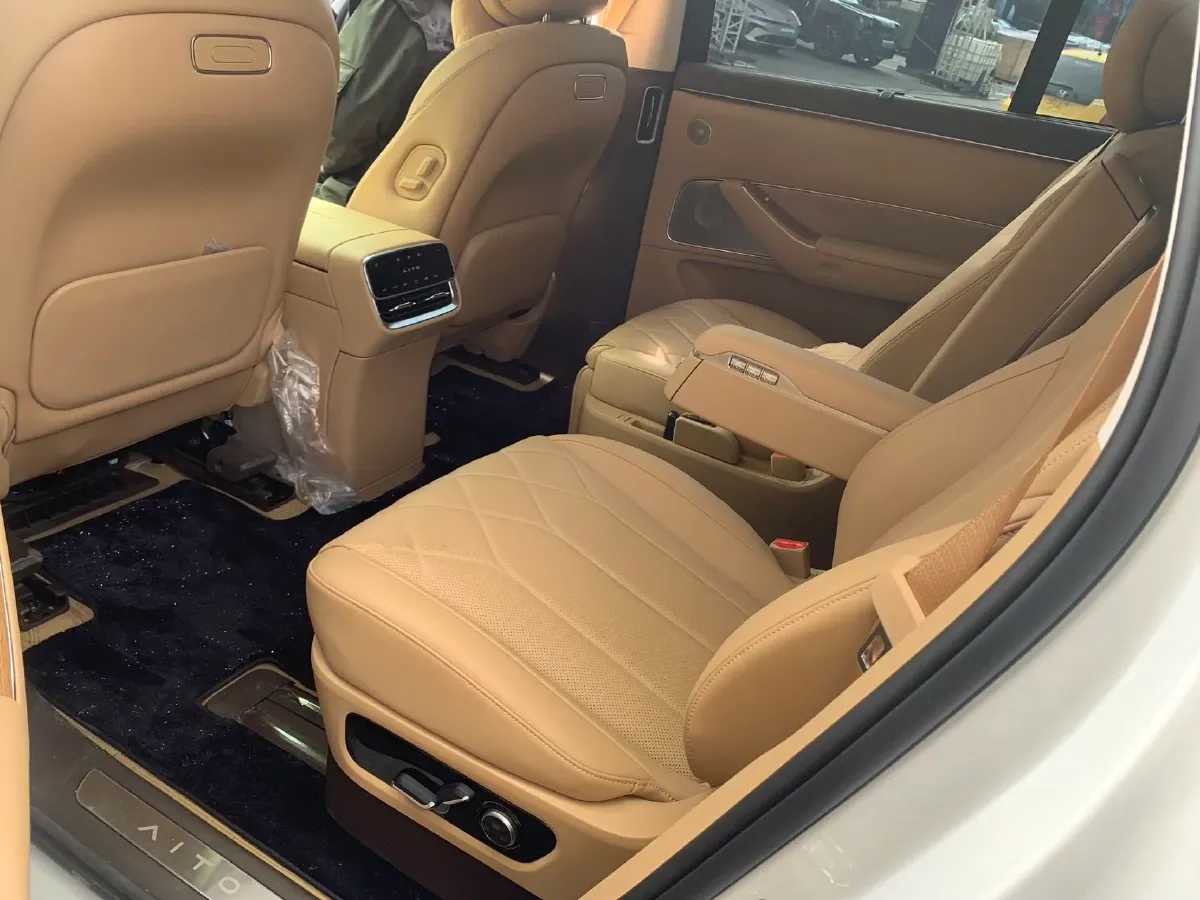 2025 AITO AITO M8 REEV 160HP REEV 53.4KWH,autocango,china used car exporter,china ev exporter,chinese used car exporter,chinese used ev exporter