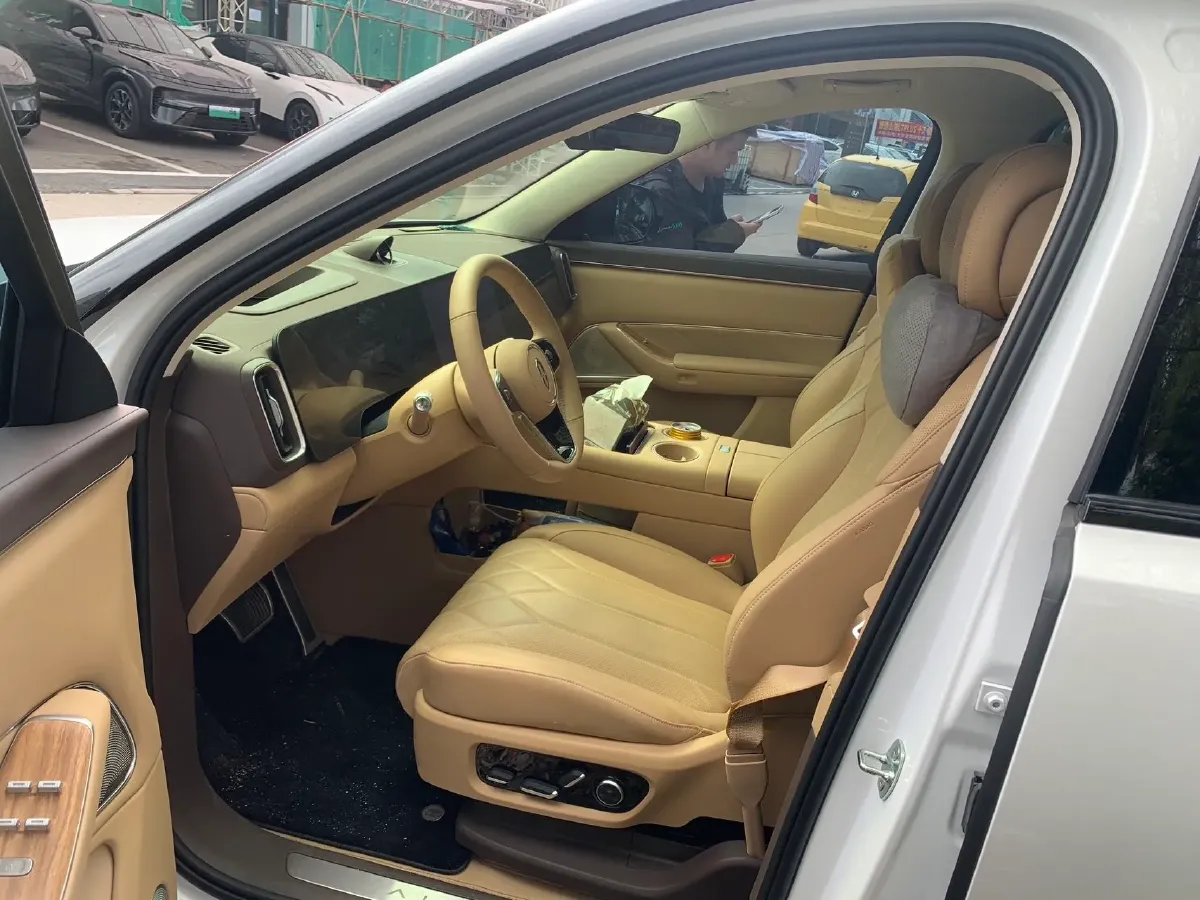 2025 AITO AITO M8 REEV 160HP REEV 53.4KWH,autocango,china used car exporter,china ev exporter,chinese used car exporter,chinese used ev exporter