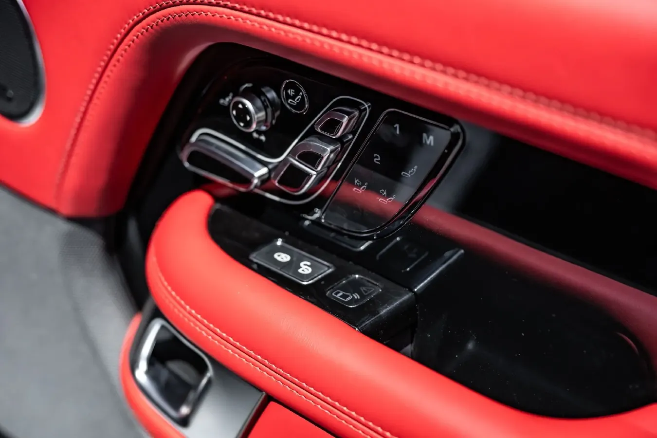 2019 Land Rover Range Rover 2.0T 301HP L4 8AT PHEV 13.1KWH,autocango,china used car exporter,china ev exporter,chinese used car exporter,chinese used ev exporter