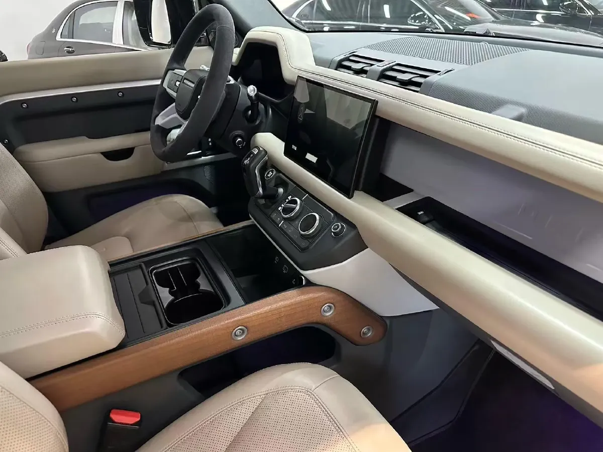 2020 Land Rover Defender 3.0T 400HP L6 8AT,autocango,china used car exporter,china ev exporter,chinese used car exporter,chinese used ev exporter