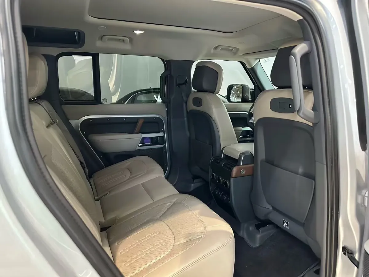 2020 Land Rover Defender 3.0T 400HP L6 8AT,autocango,china used car exporter,china ev exporter,chinese used car exporter,chinese used ev exporter