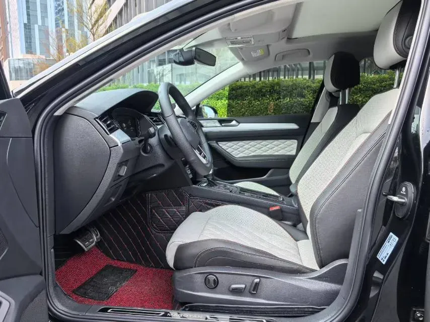 2025 Volkswagen Magotan 2.0T 186HP L4 7DCT,autocango,china used car exporter,china ev exporter,chinese used car exporter,chinese used ev exporter