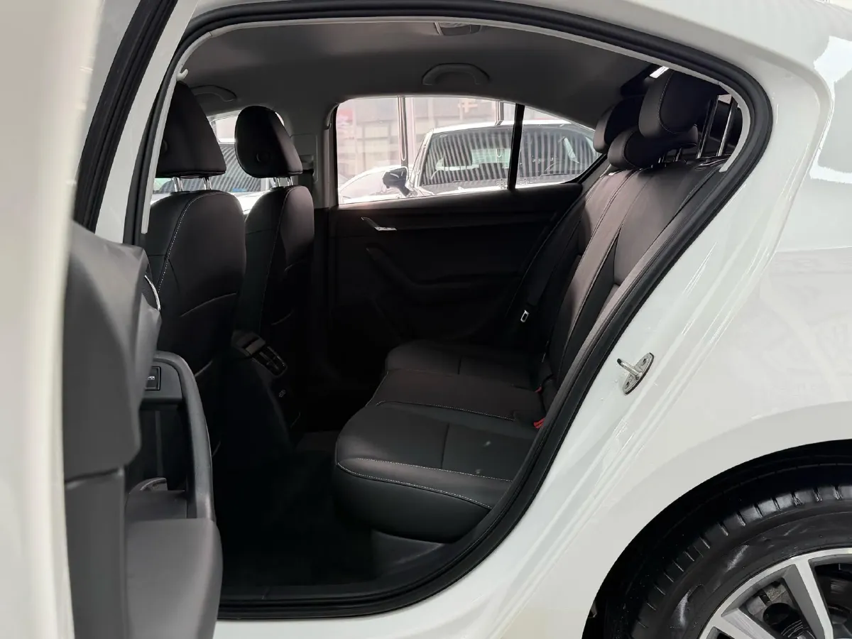 2021 Skoda Octavia 1.5L 113HP L4 6AT,autocango,china used car exporter,china ev exporter,chinese used car exporter,chinese used ev exporter