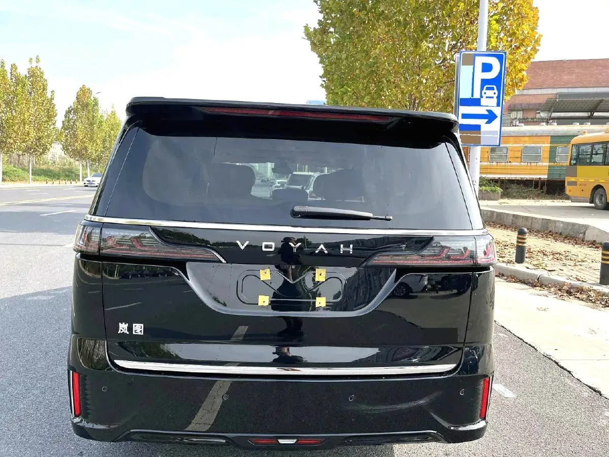 2024 Voyah Dream 1.5T 150HP L4 PHEV 43KWH,autocango,china used car exporter,china ev exporter,chinese used car exporter,chinese used ev exporter