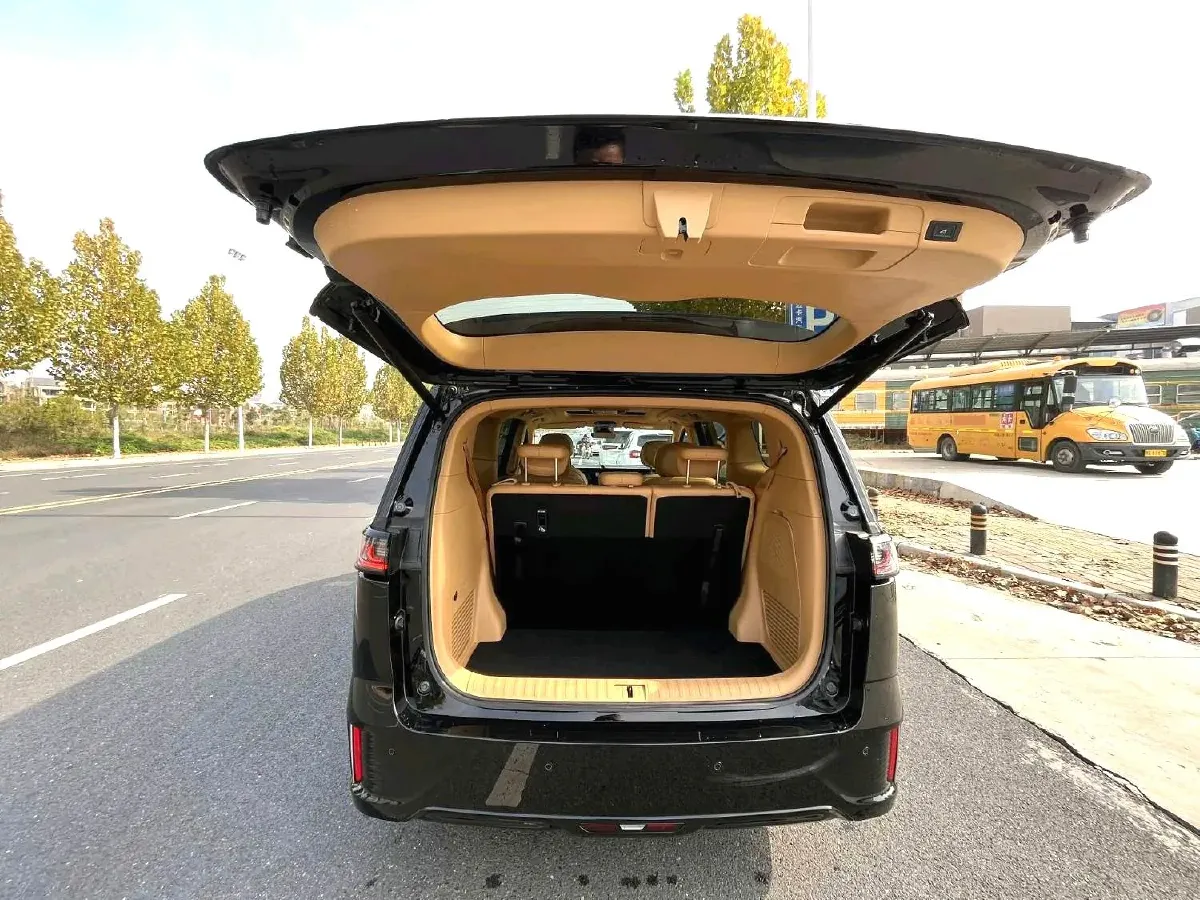 2024 Voyah Dream 1.5T 150HP L4 PHEV 43KWH,autocango,china used car exporter,china ev exporter,chinese used car exporter,chinese used ev exporter