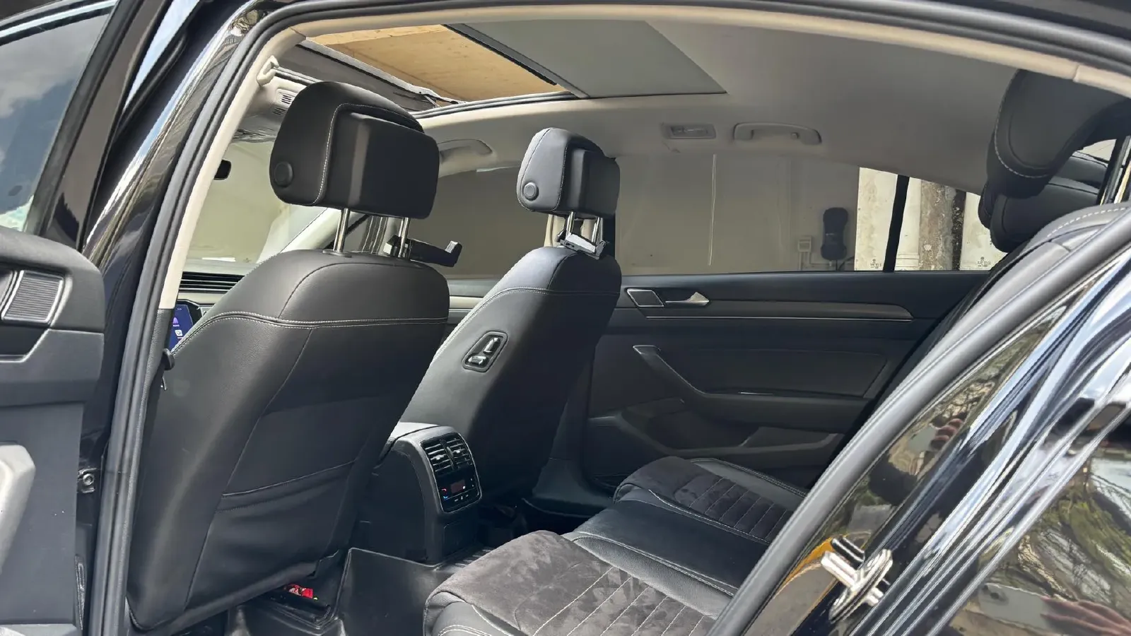 2020 Volkswagen Magotan 2.0T 220HP L4 7DCT,autocango,china used car exporter,china ev exporter,chinese used car exporter,chinese used ev exporter