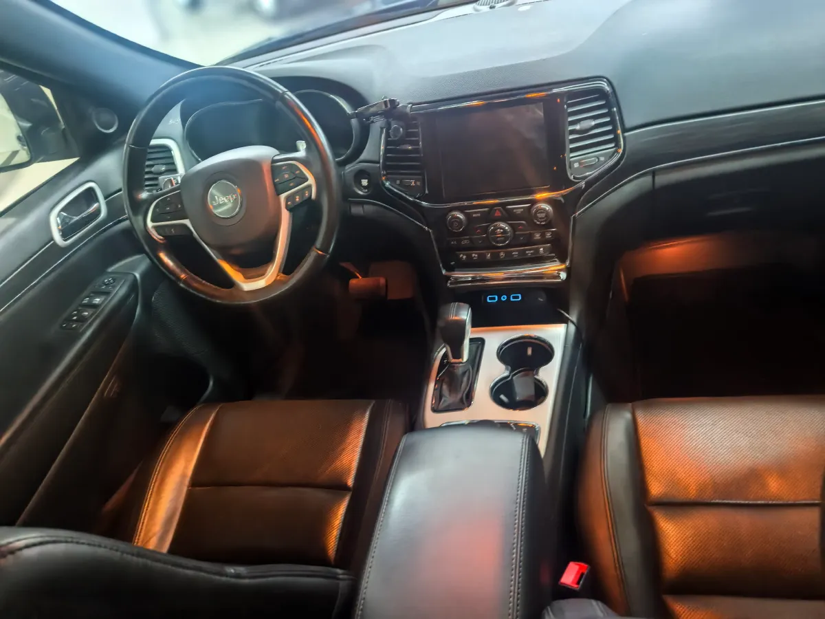 2021 Jeep Grand Cherokee 3.0L 234HP V6 8AT,autocango,china used car exporter,china ev exporter,chinese used car exporter,chinese used ev exporter