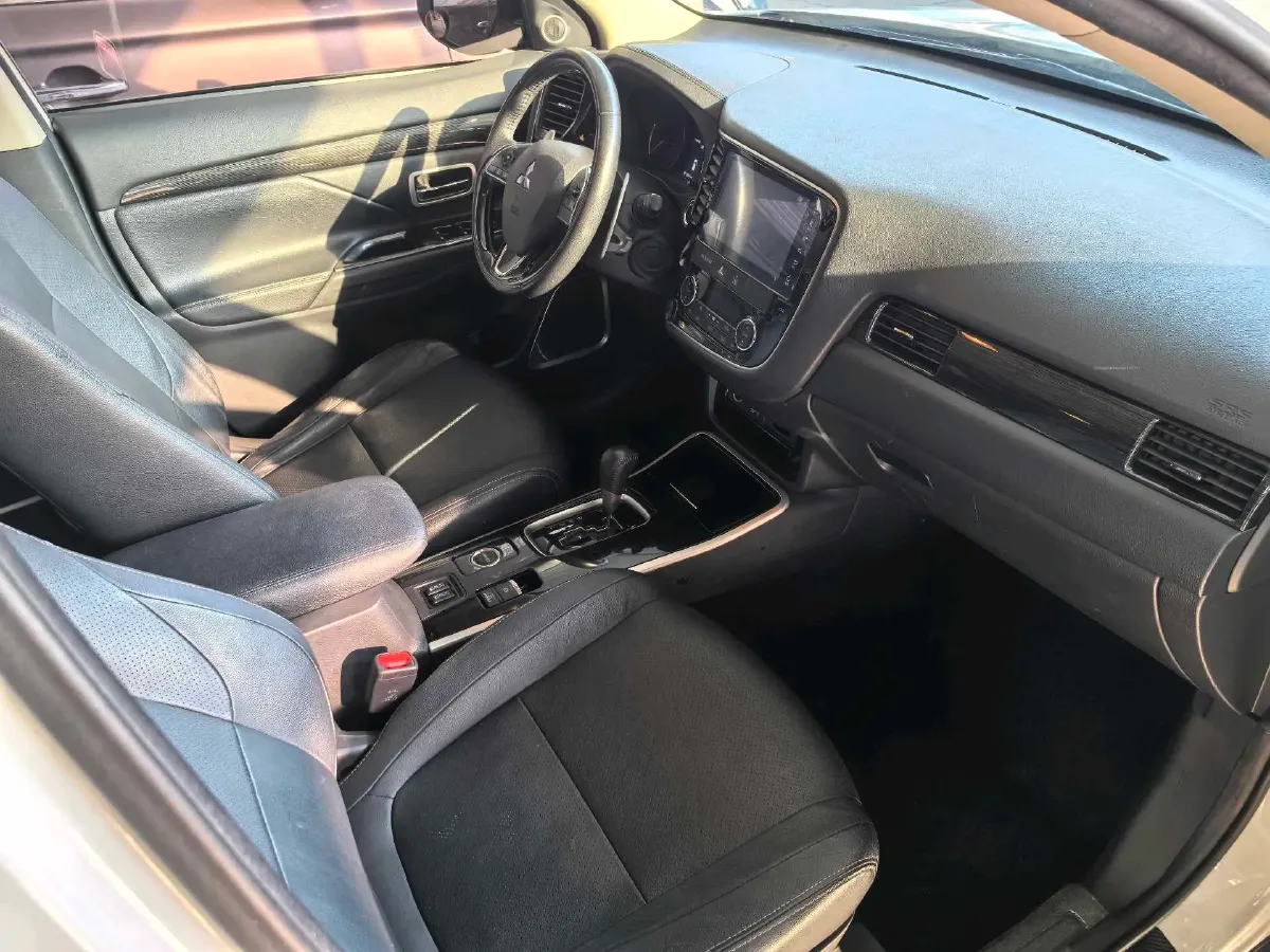 2018 Mitsubishi Outlander 2.4L 192HP L4 CVT,autocango,china used car exporter,china ev exporter,chinese used car exporter,chinese used ev exporter