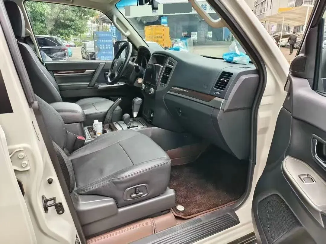2020 Mitsubishi Pajero 3.0L 174HP V6 5AT,autocango,china used car exporter,china ev exporter,chinese used car exporter,chinese used ev exporter