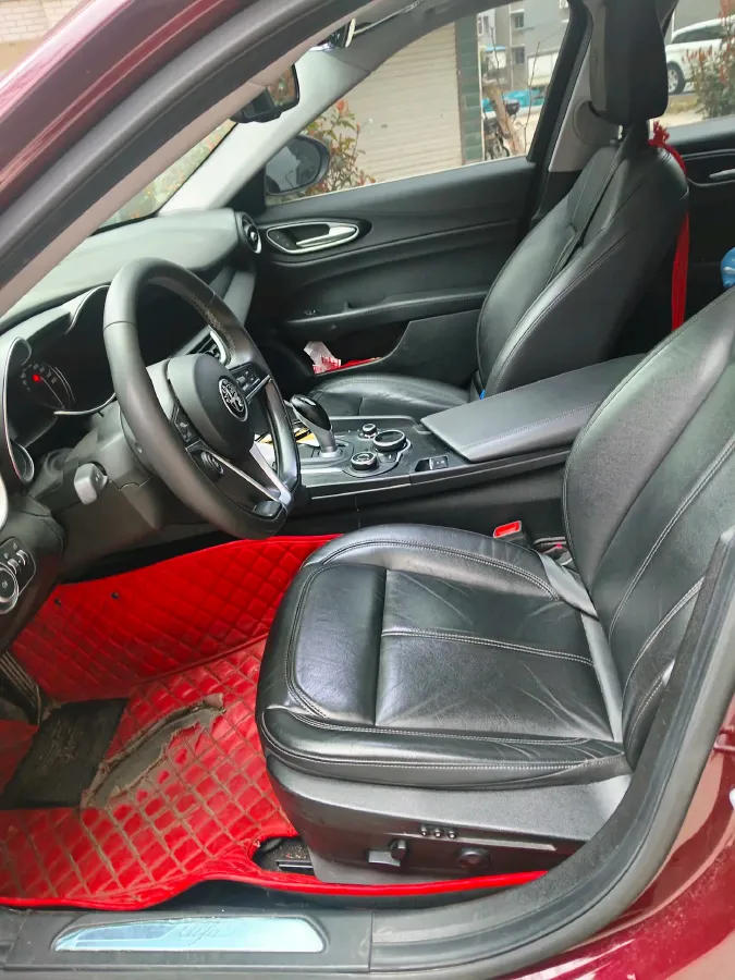 2017 Alfa Romeo Giulia 2.0T 200HP L4 8AT,autocango,china used car exporter,china ev exporter,chinese used car exporter,chinese used ev exporter