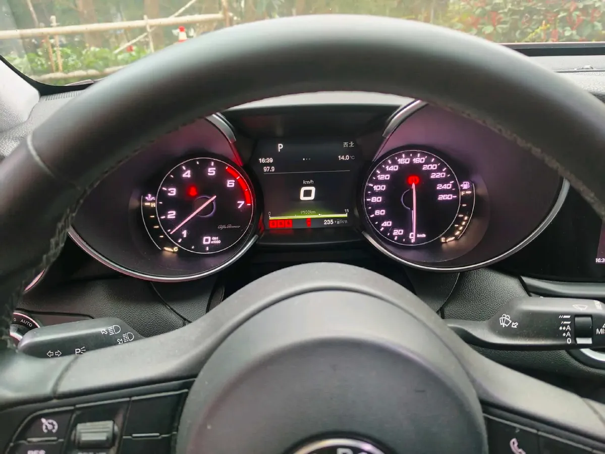 2017 Alfa Romeo Giulia 2.0T 200HP L4 8AT,autocango,china used car exporter,china ev exporter,chinese used car exporter,chinese used ev exporter