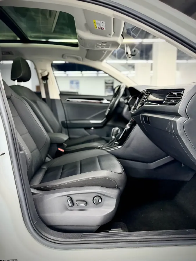 2022 Volkswagen T-Roc 1.4T 150HP L4 7DCT,autocango,china used car exporter,china ev exporter,chinese used car exporter,chinese used ev exporter