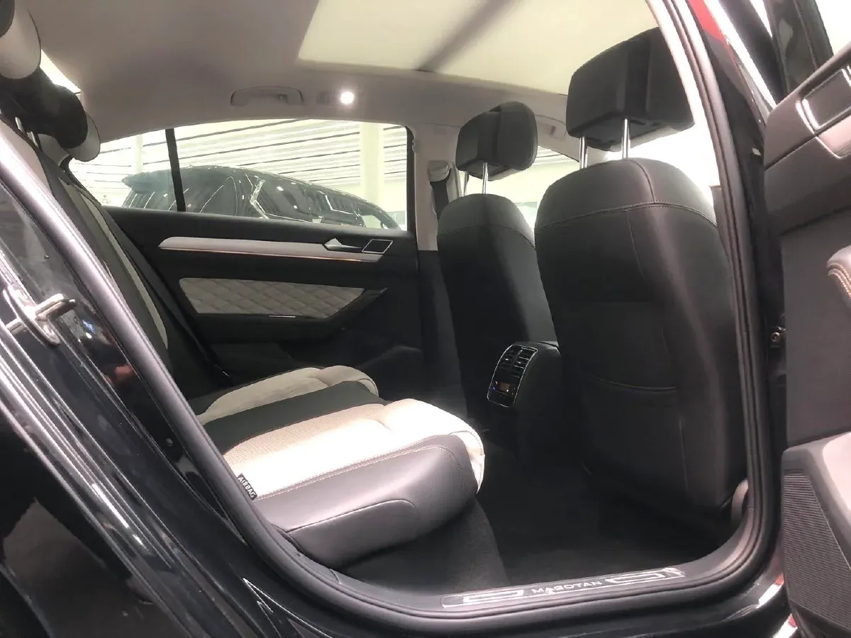 2023 Volkswagen Magotan 2.0T 186HP L4 7DCT,autocango,china used car exporter,china ev exporter,chinese used car exporter,chinese used ev exporter