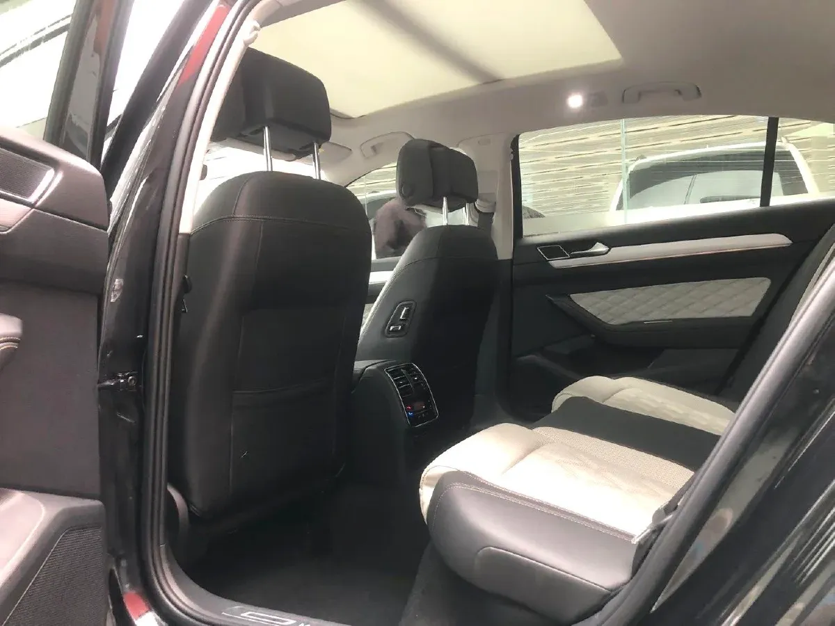 2023 Volkswagen Magotan 2.0T 186HP L4 7DCT,autocango,china used car exporter,china ev exporter,chinese used car exporter,chinese used ev exporter