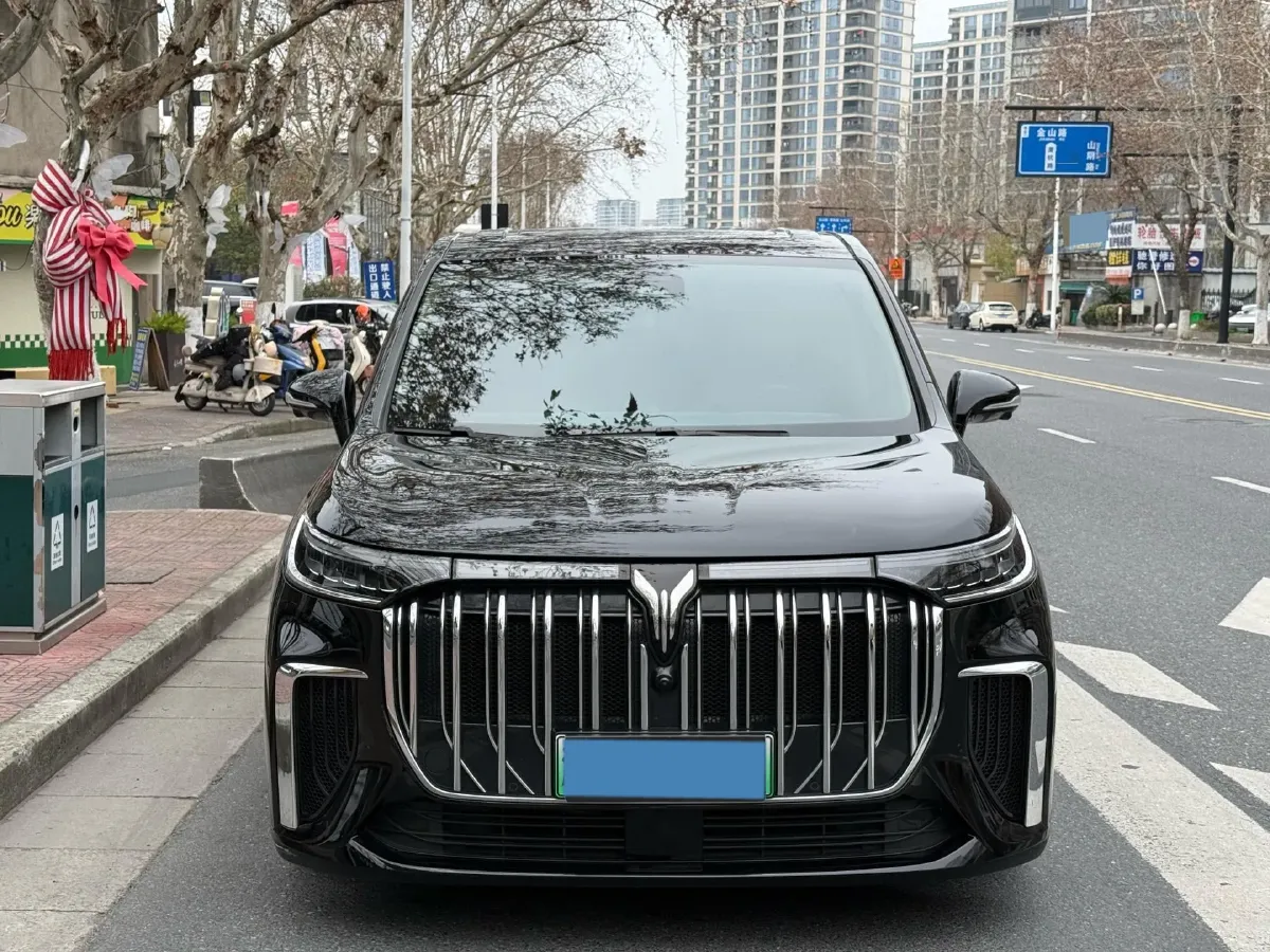 2024 Voyah Dream 1.5T 150HP L4 PHEV 43KWH,autocango,china used car exporter,china ev exporter,chinese used car exporter,chinese used ev exporter