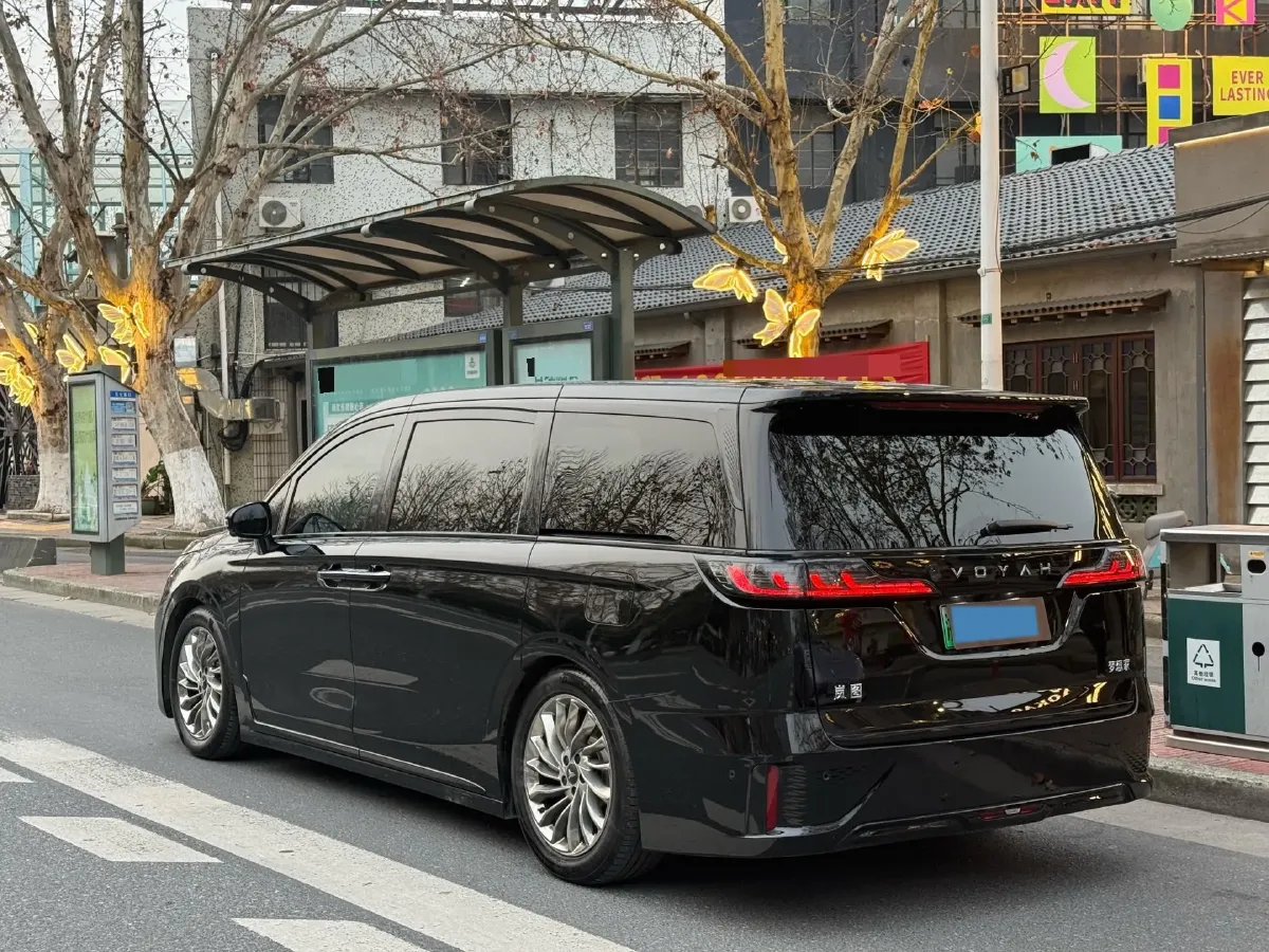 2024 Voyah Dream 1.5T 150HP L4 PHEV 43KWH,autocango,china used car exporter,china ev exporter,chinese used car exporter,chinese used ev exporter