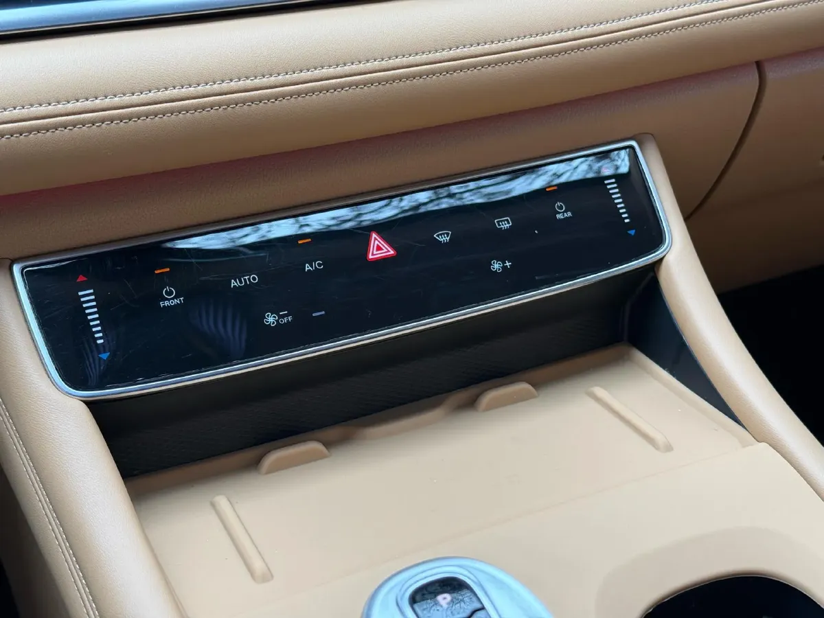 2024 Voyah Dream 1.5T 150HP L4 PHEV 43KWH,autocango,china used car exporter,china ev exporter,chinese used car exporter,chinese used ev exporter