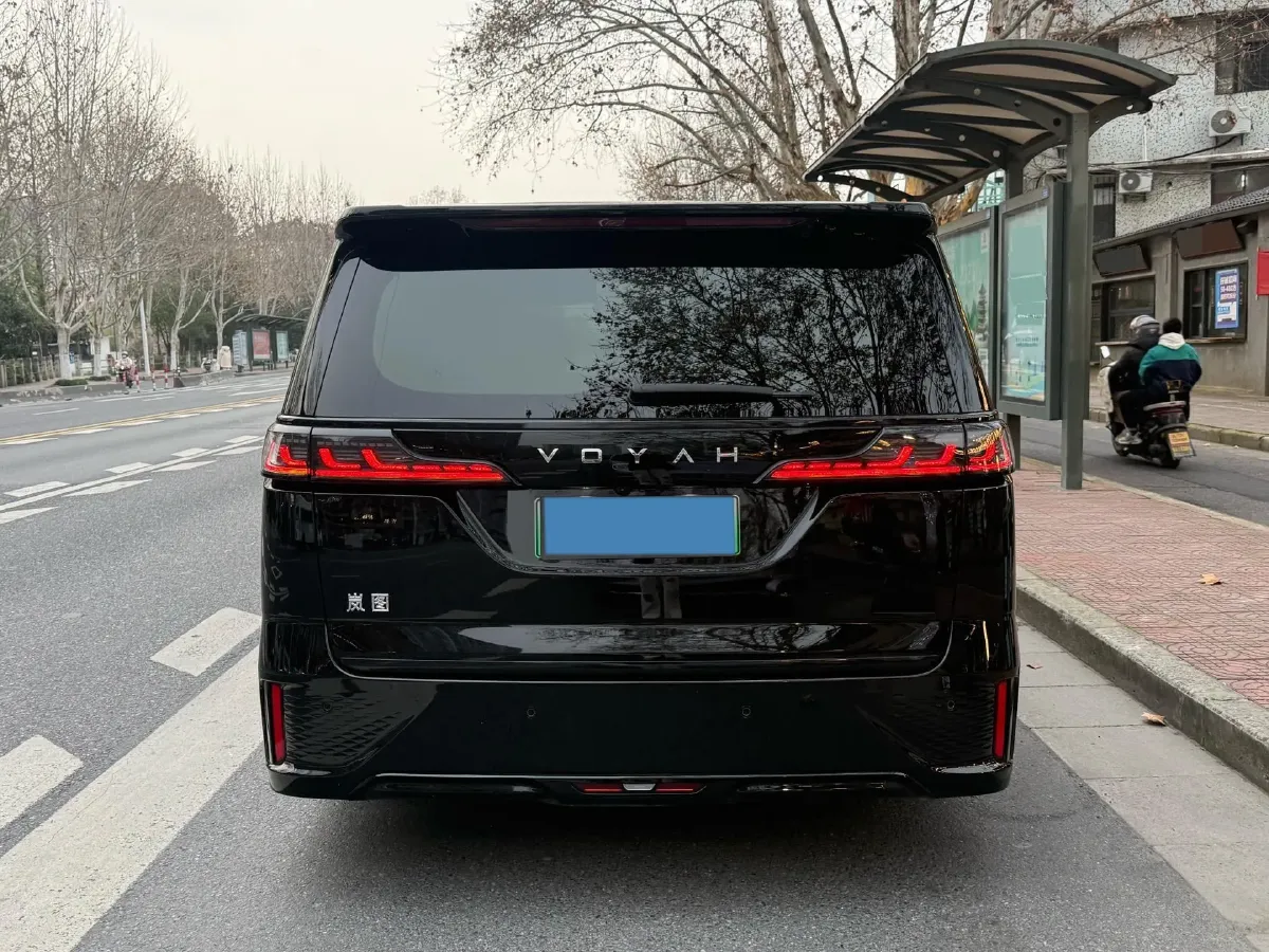2024 Voyah Dream 1.5T 150HP L4 PHEV 43KWH,autocango,china used car exporter,china ev exporter,chinese used car exporter,chinese used ev exporter